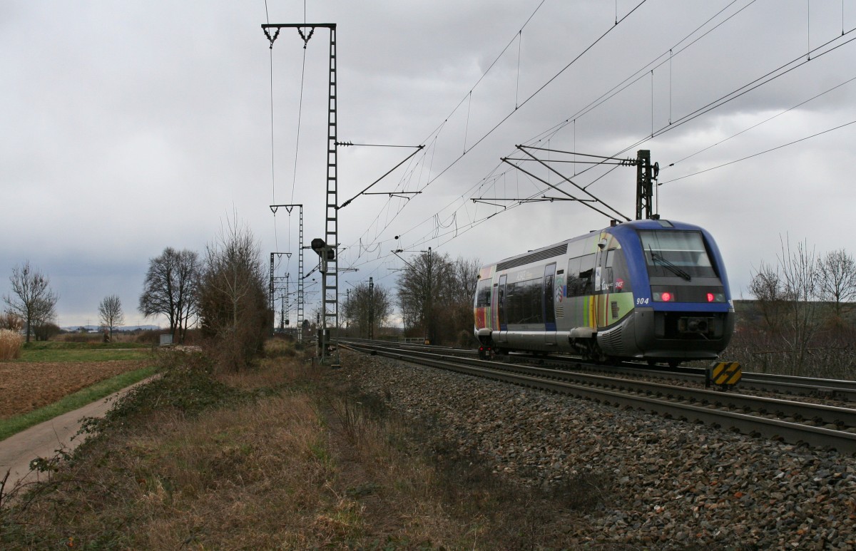 X73904 als IRE von Mulhouse-Ville nach Freiburg (Breisgau) Hbf am Nachmittag des 28.02.14 beim Verlassen des Bahnhofbereichs von Mllheim (Baden).