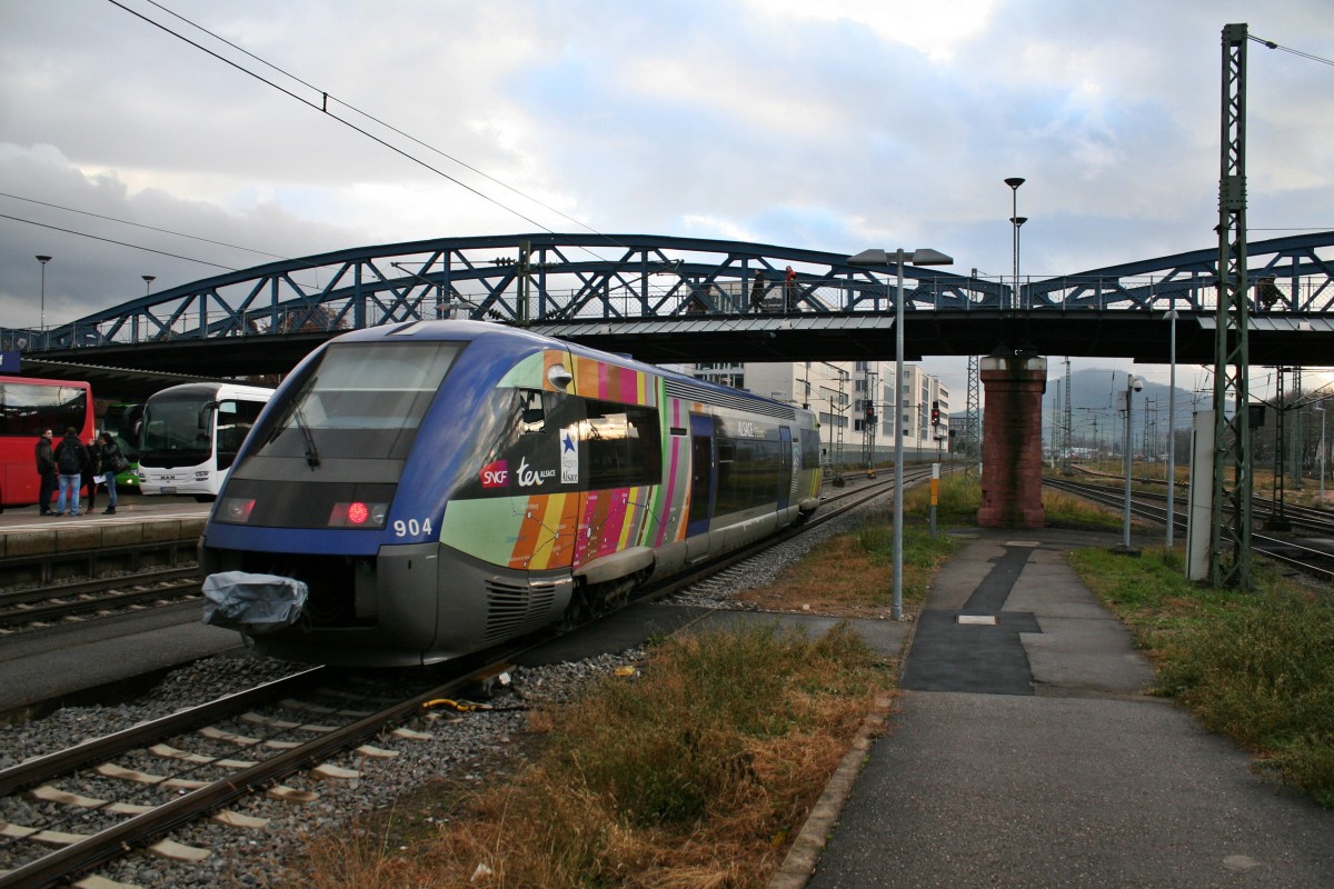 X73904 rangierte am Nachmittag des 14.12.13 aus Gleis 3 des Freiburger Hbfs in die Abstellgruppe, nachdem er kurz zuvor als IRE aus Mulhouse-Ville angekommen war.