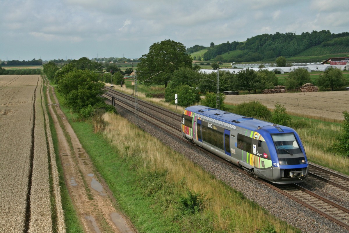 X73905 als IRE von Freiburg (Breisgau) Hbf nach Mulhouse-Ville am Nachmittag des 11.07.14 nrdlich von Hgelheim.