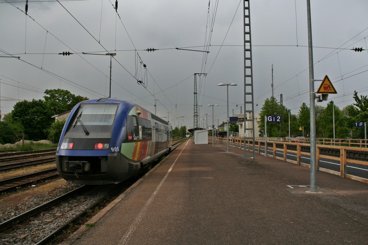 X73905 beim Umsetzten von Gleis 4 auf Gleis 5 am Nachmittag des 25.04.14 im Bahnhof Mllheim (Baden). In Krze wird der Triebwagen als RB in Richtung Mulhouse-Ville starten. Gre an das Lokpersonal!