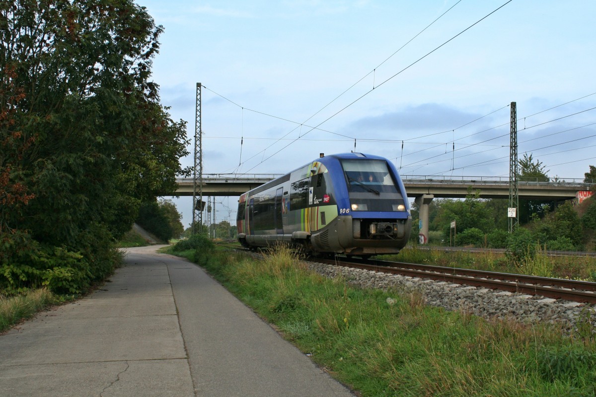 X73906 als IRE von Freiburg (Breisgau) nach Mulhouse-Ville am Abend des 28.09.13 bei der Einfahrt in den Bahnhofs Mllheim auf Gleis 13.