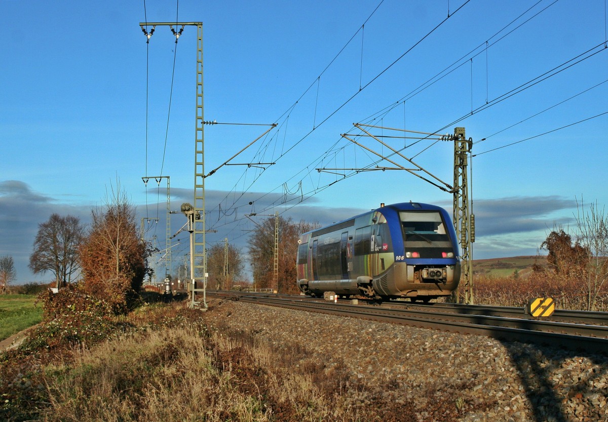 X73906 der SNCF war am Nachmittag des 07.12.13 als IRE von Mulhouse-Ville nach Freiburg (Breisgau) Hbf unterwegs. Hier ist der Triebwagen beim Verlassen des Bahnhofbereichs von Mllheim (Baden) aufgenommen worden.