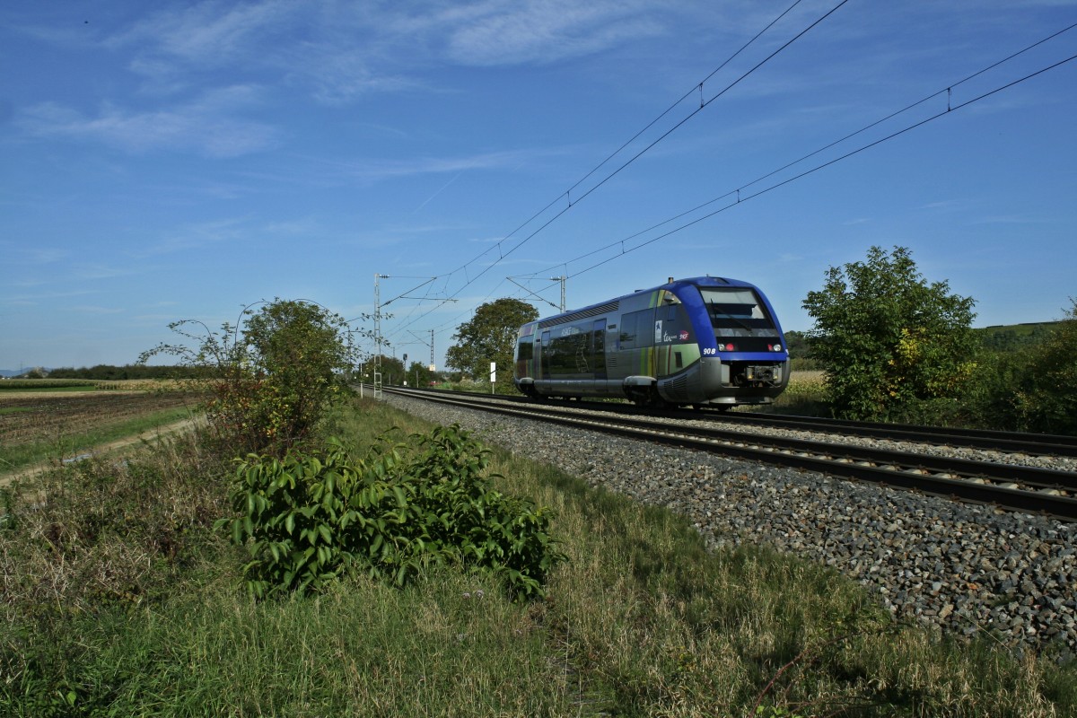 X73908 als IRE von Mulhouse-Ville nach Freiburg (Breisgau) Hbf am 19.10.13 n�rdlich von H�gelheim.
