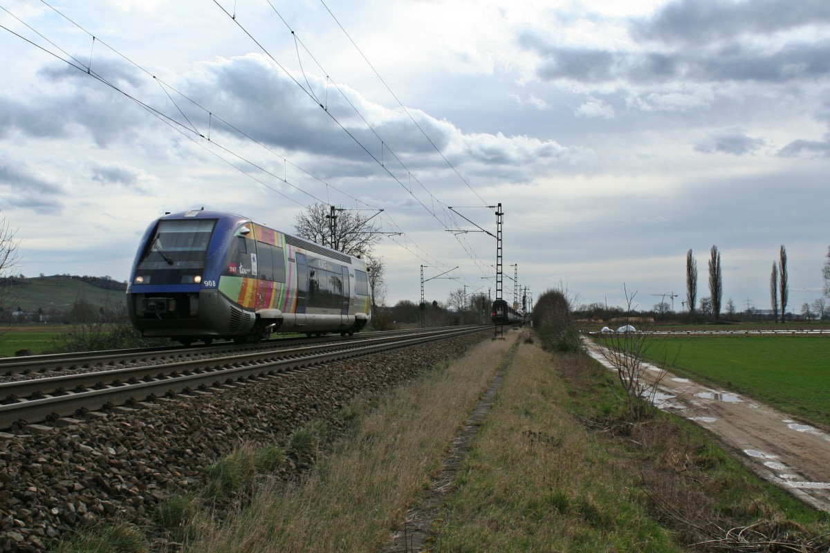 X73908 als IRE von Mulhouse-Ville nach Freiburg (Breisgau) Hbf am Nachmittag des 27.02.14 bei H�gelheim.