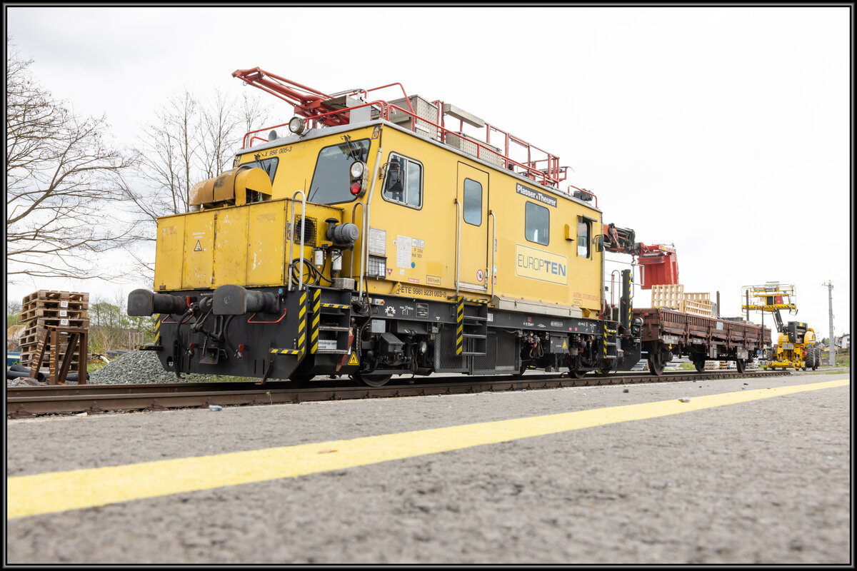 X956 und ein 2 Wege Steiger im Bahnhof St. Martin im Sulmtal Bergla. 
27.April 2023 