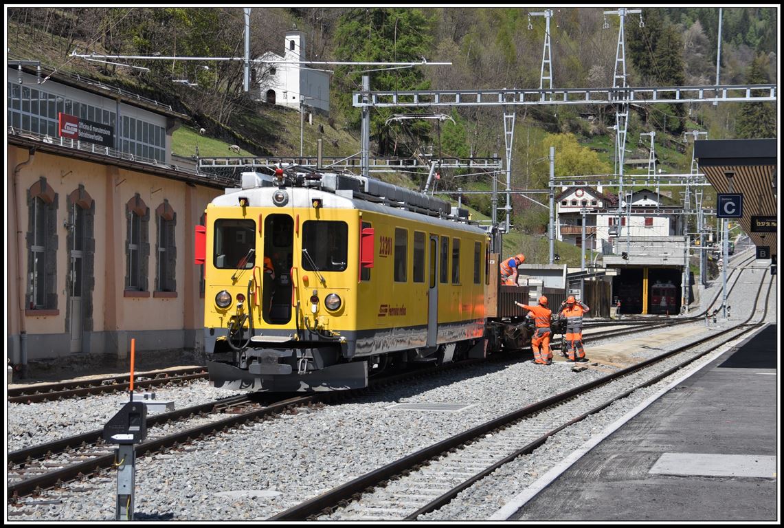 Xe 4/4 23201 steht jetzt an der Stelle, wo sich vor dem Umbau ein Bahnsteig für Passagiere kreuzender Züge befand. Heute wartet man im Doppelspurabschnitt beidseits des Bahnhofs, bis der kreuzende Zug das Feld geräumt hat und wie selbst erlebt manchmal minutenlang. (01.05.2019)