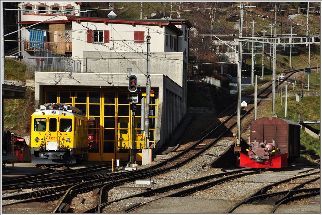 Xe23201 vor dem Depot Poschiavo. Im Depot verstecken sich noch Xe9922 und Gem 801. (28.11.2015)