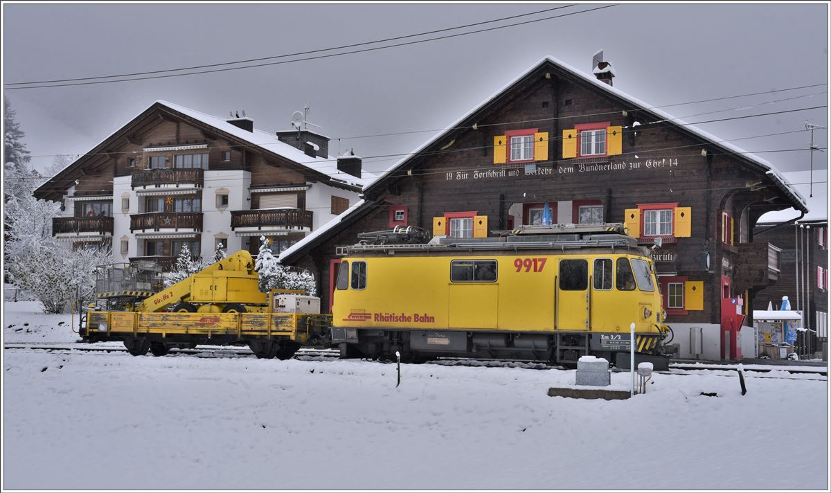 Xm 2/2 9917 und Xk9334 mit der Giraffe 2 in Litzirüti. (06.11.2017)