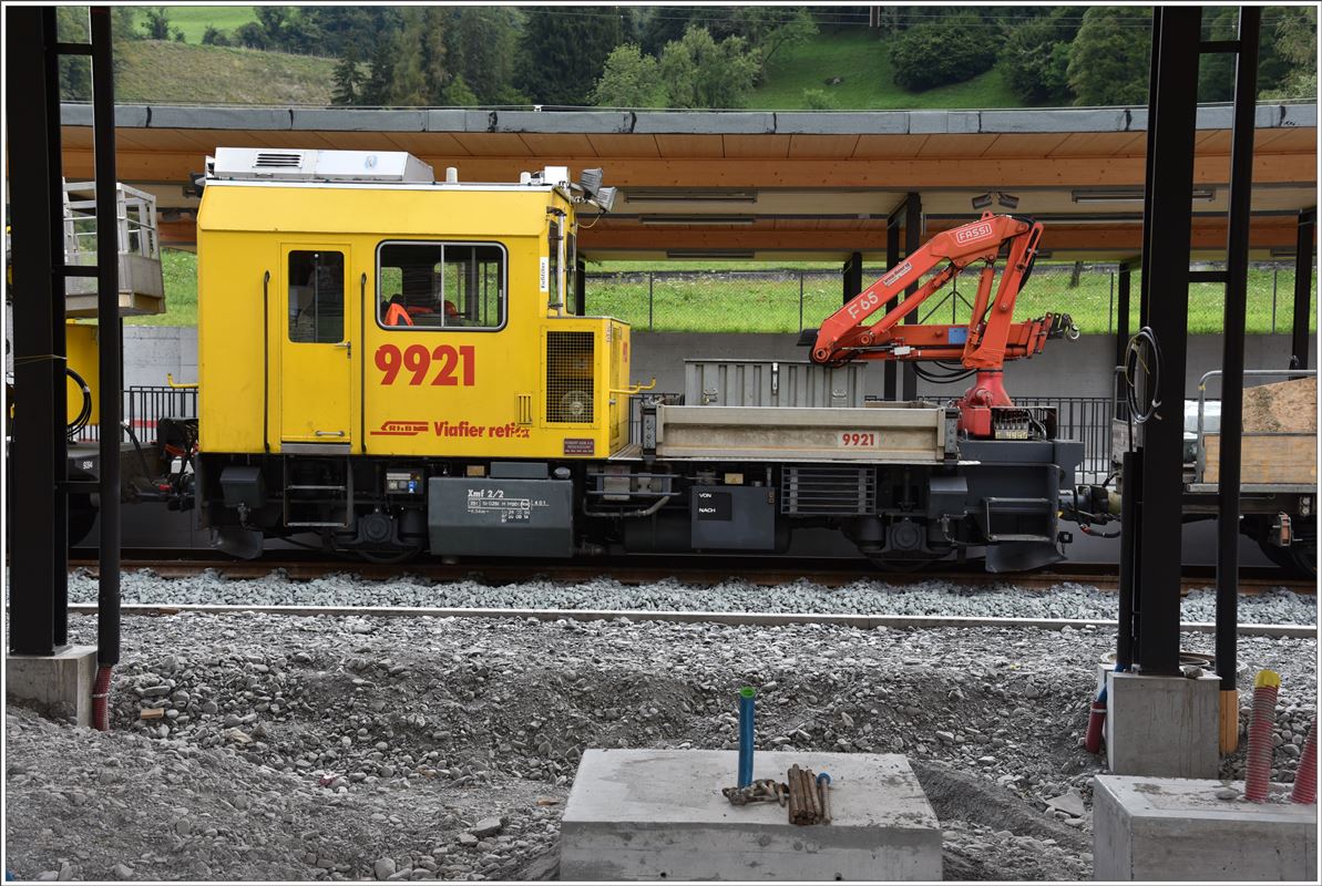 Xmf 2/2 9921 ist beschäftigt mit Fahrleitungsarbeiten in Küblis. (30.08.2016)