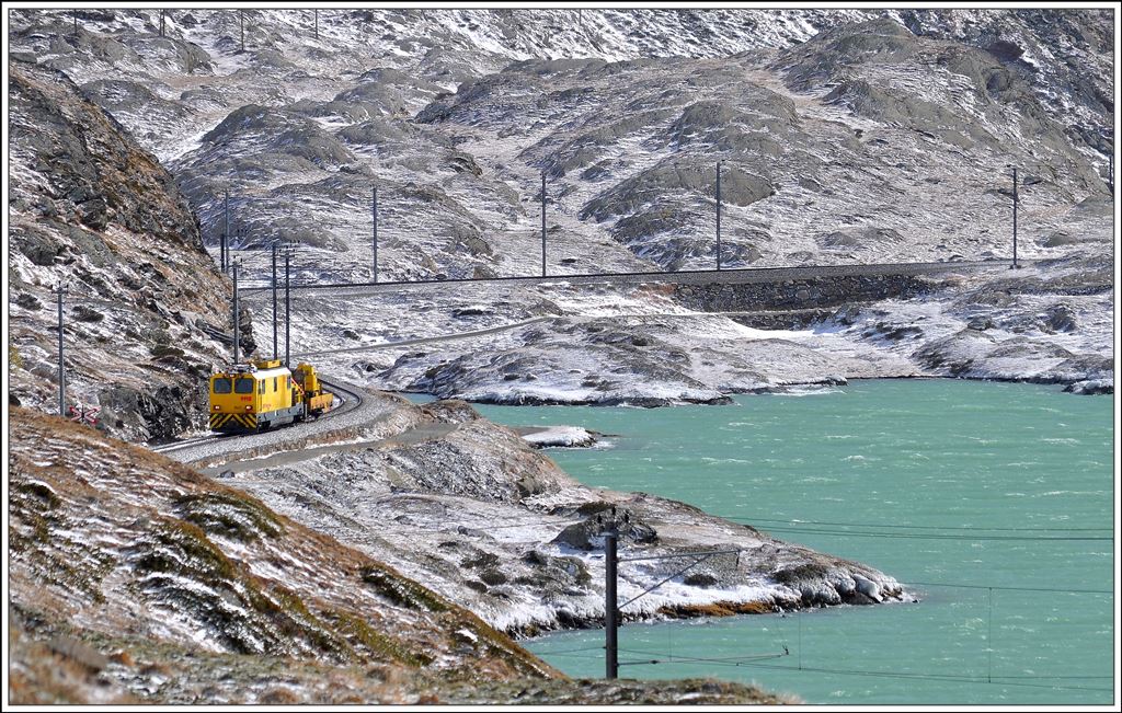 Xmf 4/4 9918 am Ufer des Lago Bianco kurz vor Ospizio Bernina. (23.10.2014)