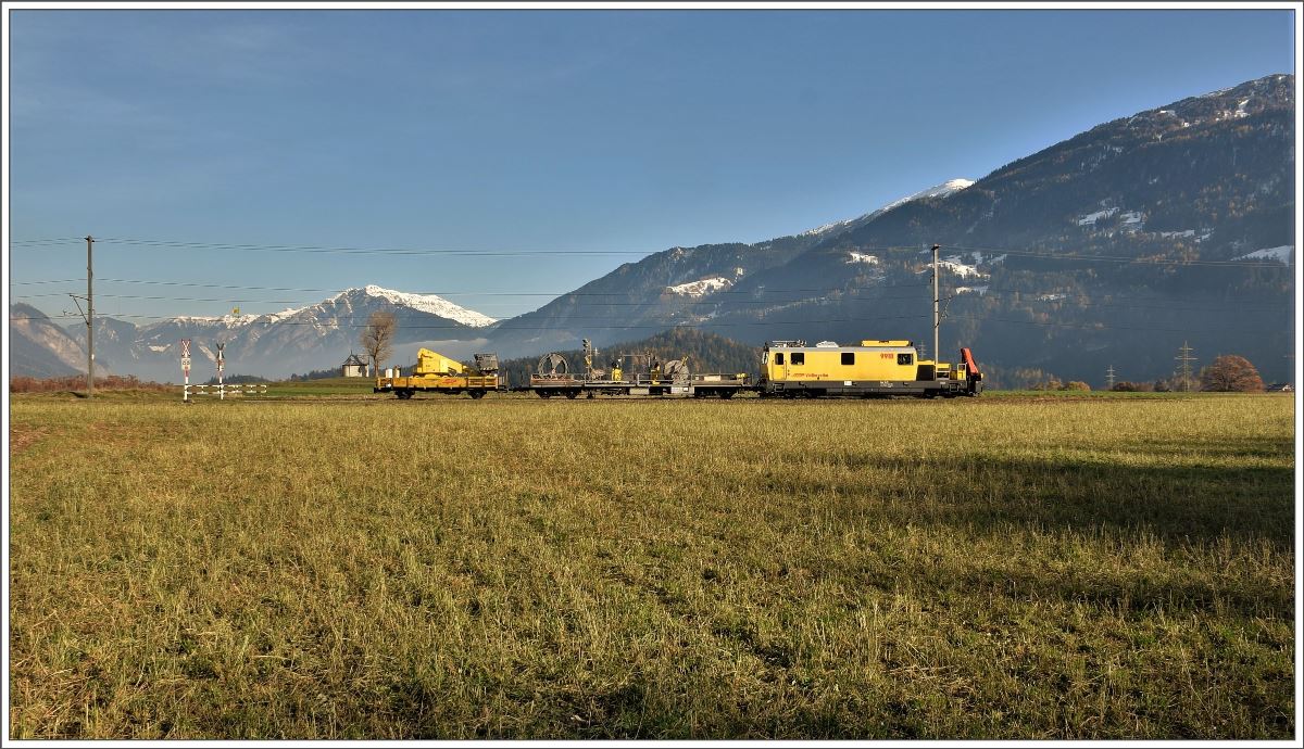 Xmf 4/4 9918 bei der Kapelle Sogn Mang zwischen Reichenau und Bonaduz. (16.11.2017)