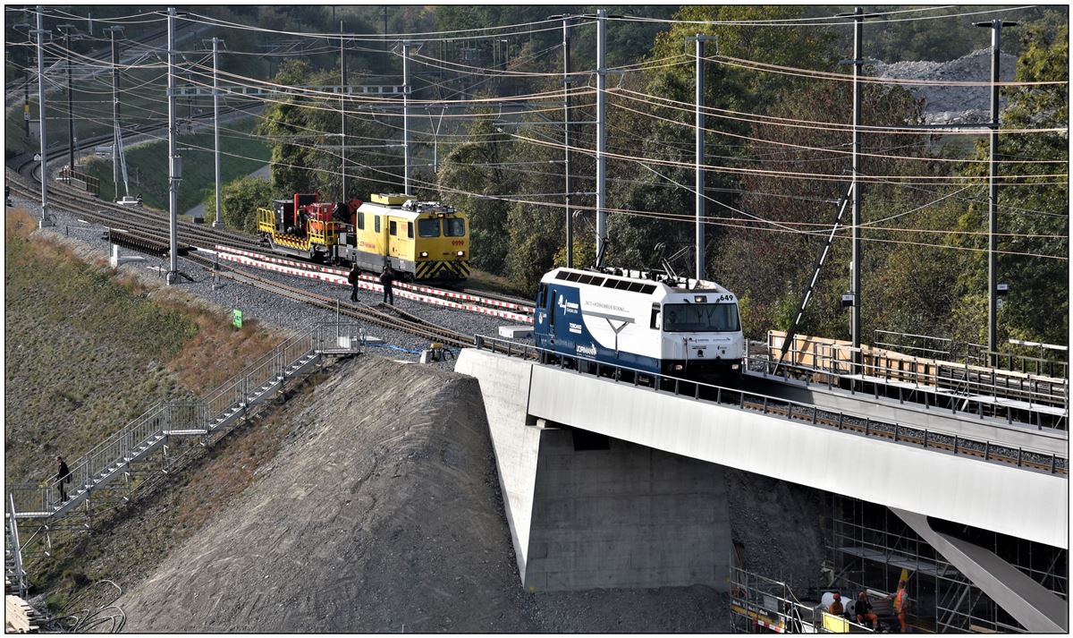 Xmf 4/4 9919 aus Ilanz begegnet der Ge 4/4 III 649  Lavin  auf der neuen Hinterrheinbrücke. (18.10.2018)