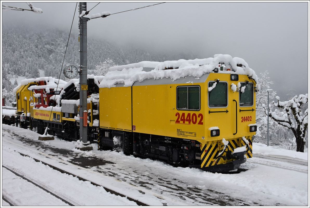 Xmf 6/6 24402 ist ein respektables Fahrzeug des Fahrleitungsunterhaltes. In Filisur liegt aber zuviel Schnee, um normal zu arbeiten. (28.04.2017)