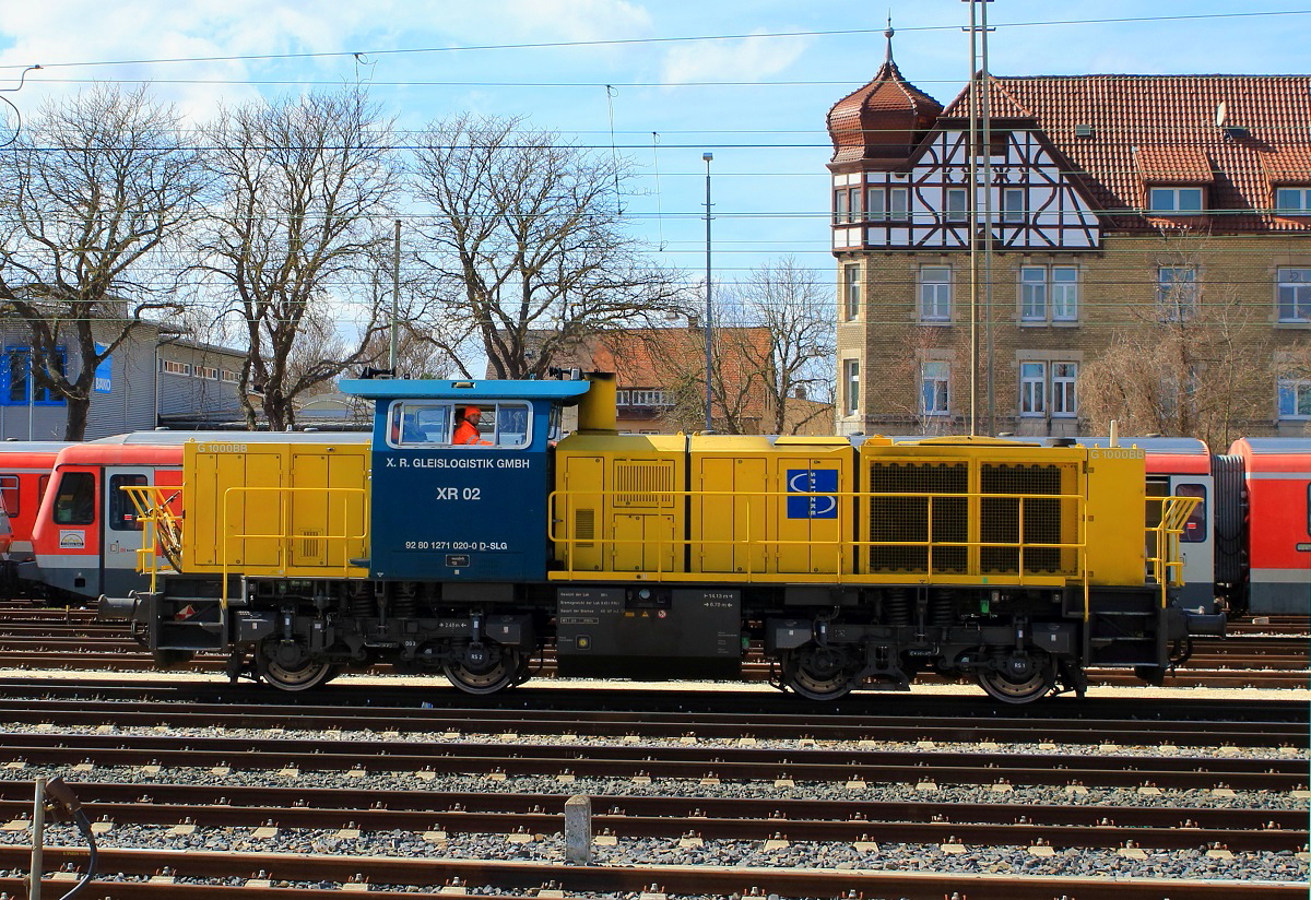 XR 2 (271 020-2) der XR Gleislogistik brummt am 29.03.2016 durch den Ulmer Hauptbahnhof