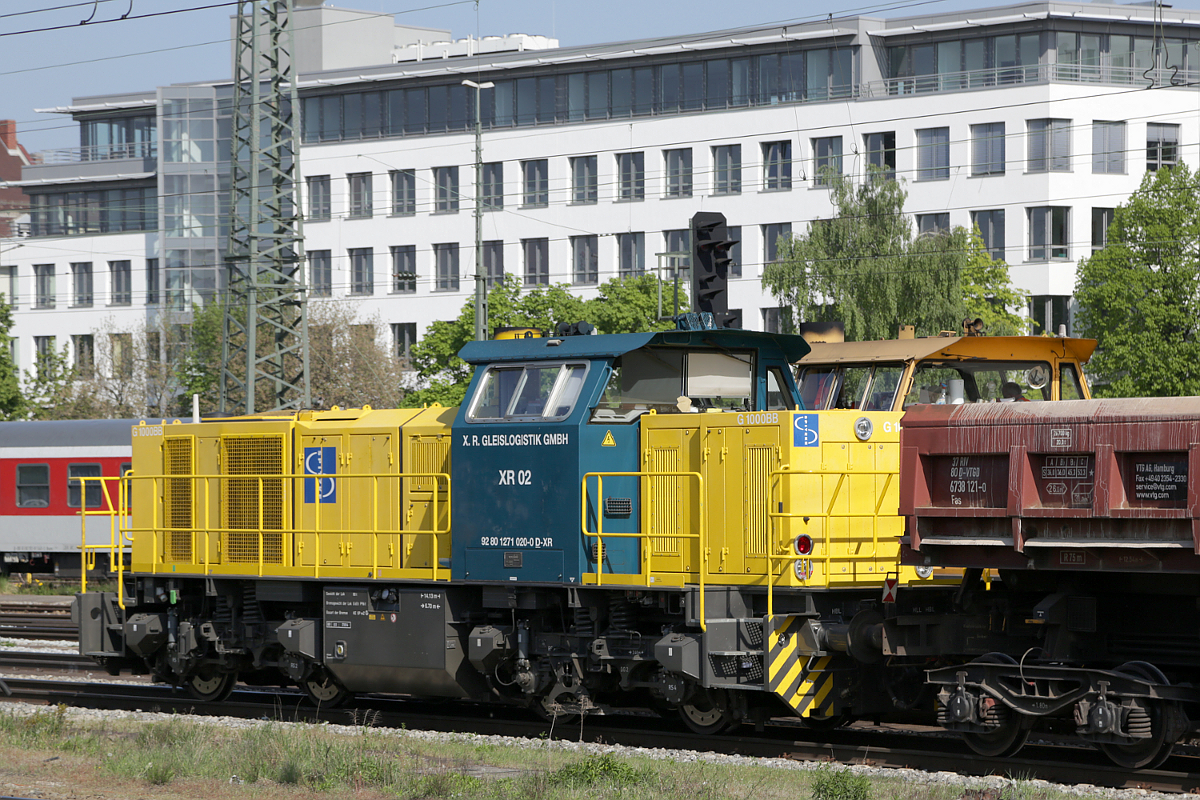 X.R. Gleislogistik XR 02 (1 271 020) steht mit einem Bauzug in München Ost, 25.04.2014