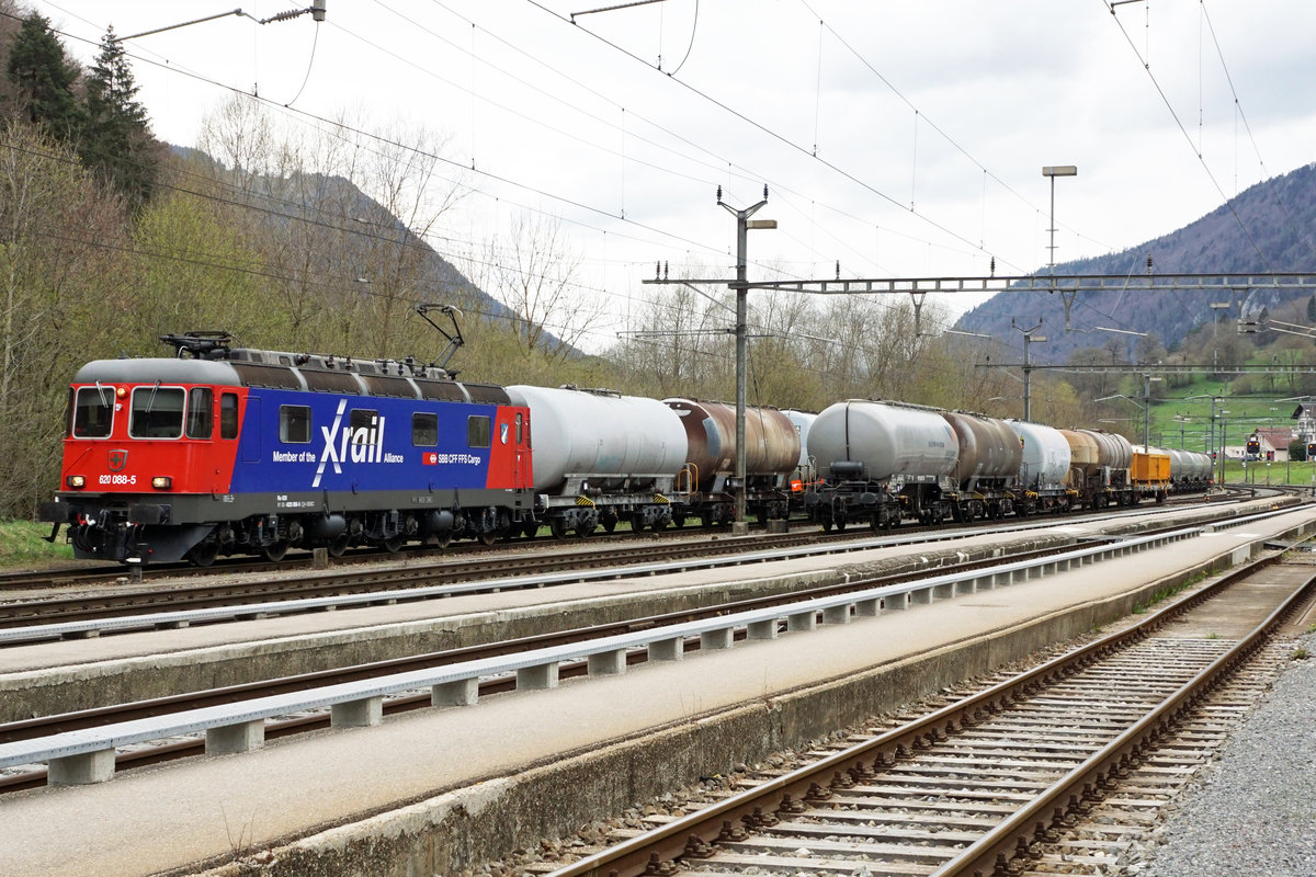 XRAIL auf dem neusten technischen Stand nach dem Velassen vom Industriewerk Bellinzona.
Die Re 620 088-5  LINTHAL  mit neuem Anstrich in Reuchenette - Péry am 16. April 2019.
Foto: Walter Ruetsch