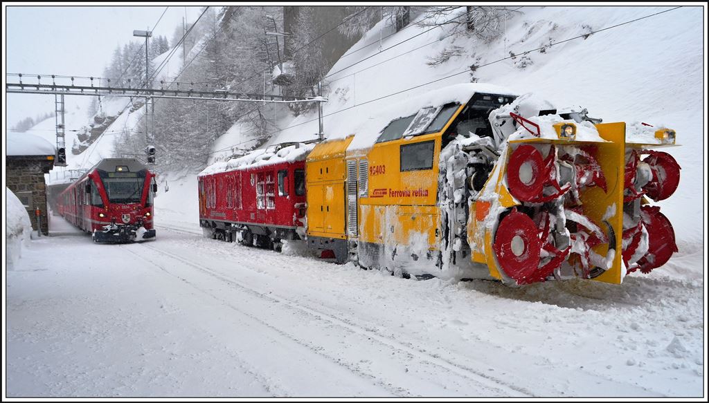 Xrot 95403 und Gem 4/4 802 in Alp Grüm. R1633 mit Allegra 3514 nach Tirano (05.02.2014)