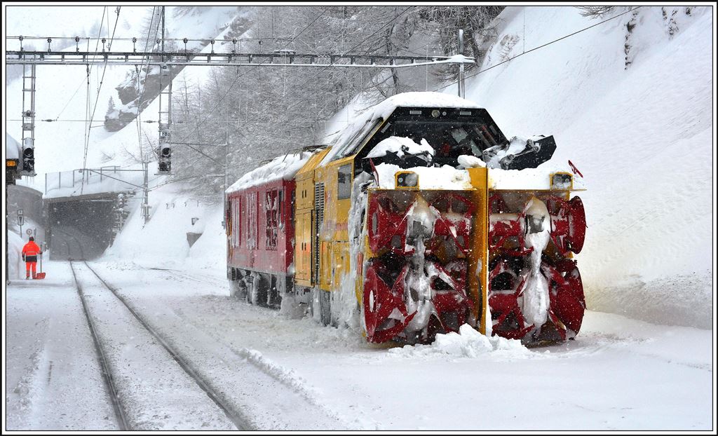 Xrot 95403 und Gem 4/4 802 in Alp Grüm. (05.02.2014)