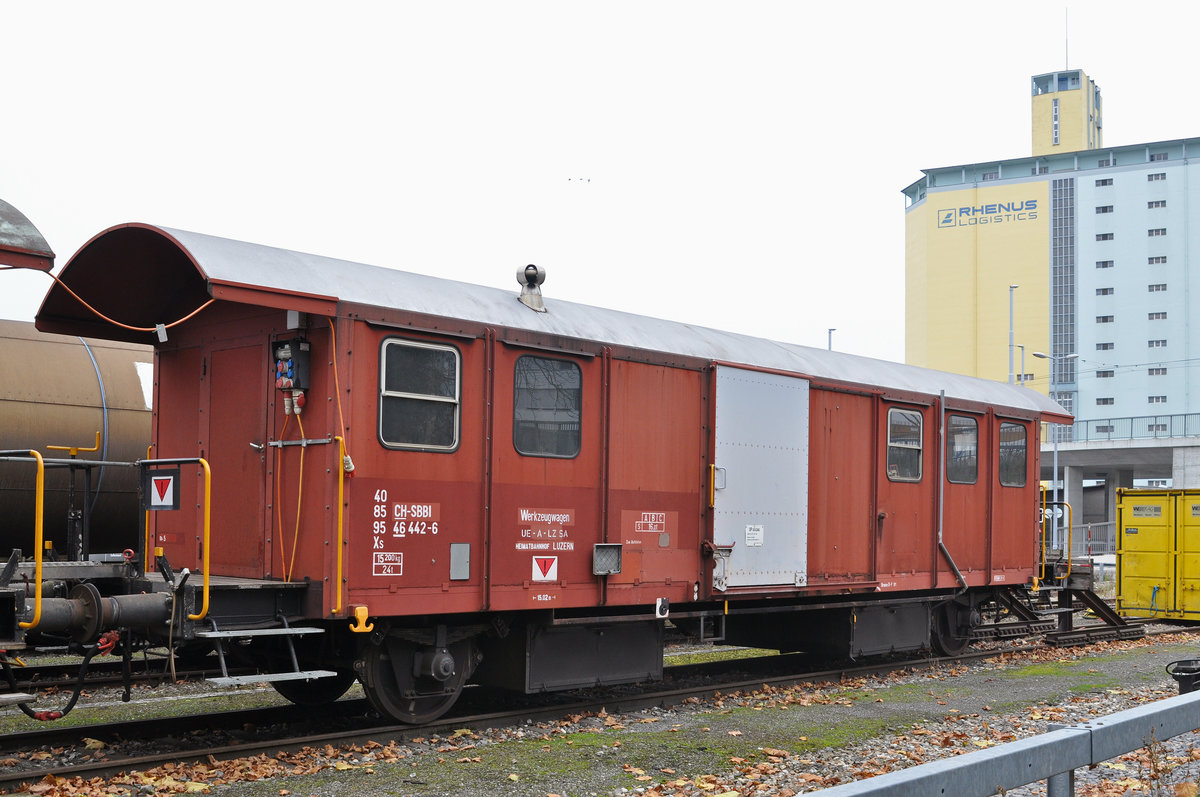 XS 40 85 95 46 442-6 ist ein Werkzeugwagen und steht im Hafenareal des Basler Rheinhafens. Die Aufnahme stammt vom 14.11.2016.