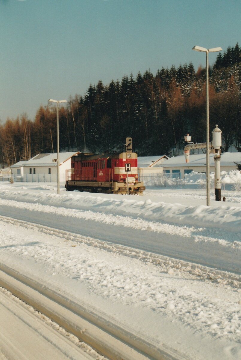 xx.02.2004, da war der Schnee und die Kamera , eine Canon EOS 100 , noch analog und 
man konnte mit den Skieren von der Loipe bis zum Bahnhof Johanngeorgenstadt gelangen.
Gegen 08:40 Uhr, oder etwas später kam der Zug aus Karlovy Vary , gezogen von einer Lok der Baureihe 742. 
Hier rangiert 742 734 -1.
Scann von Bildern aus dem Fotoalbum. Scanner Canon Lide.