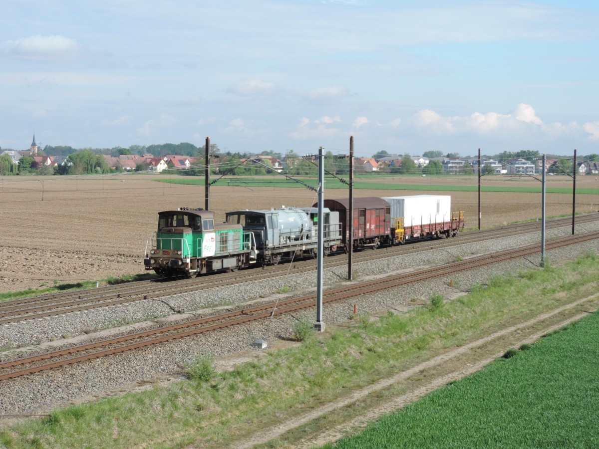 Y 8016 mit einen Unkrautzerstörer unterweg nach Colmar (Limersheim 22/04/2014).