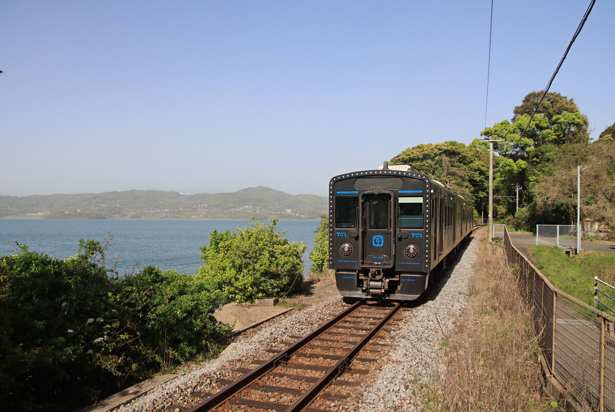 YC1 Hybrid diesel-elektrische Triebzüge von JR Kyûshû: Zug YC1 206-1206 in Higashi Sono, an der alten Linie zwischen Isahaya und Nagasaki an der Bucht von Ômura. 12.April 2023 