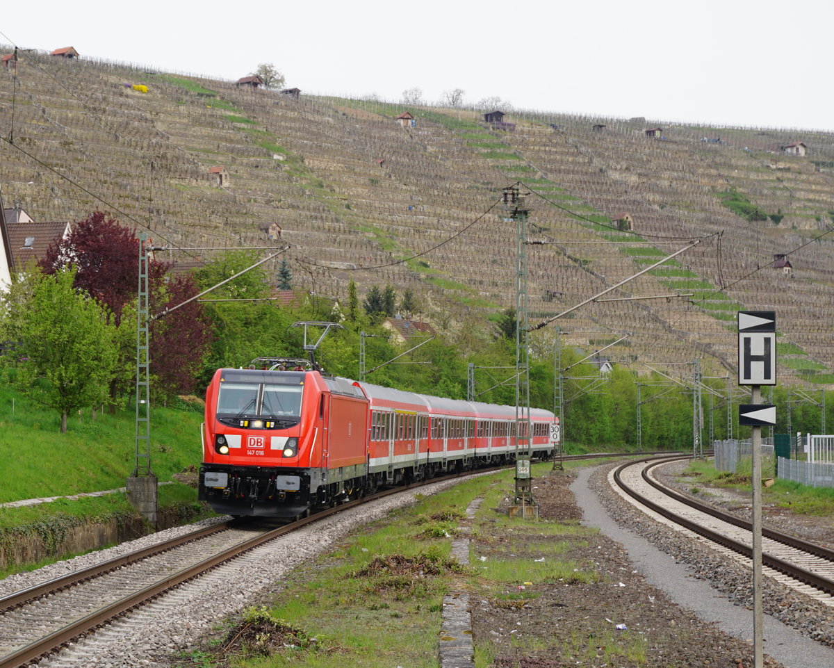 YEAH!! Meine erste 147! Und dann noch in dieser ausgefallenen Kombination mit n-Wagen und in schöner Atmosphäre der Neckar-Weinberge. Aufgenommen vor dem Frühstück in Besigheim, RB 19477 auf dem Weg nach Stuttgart