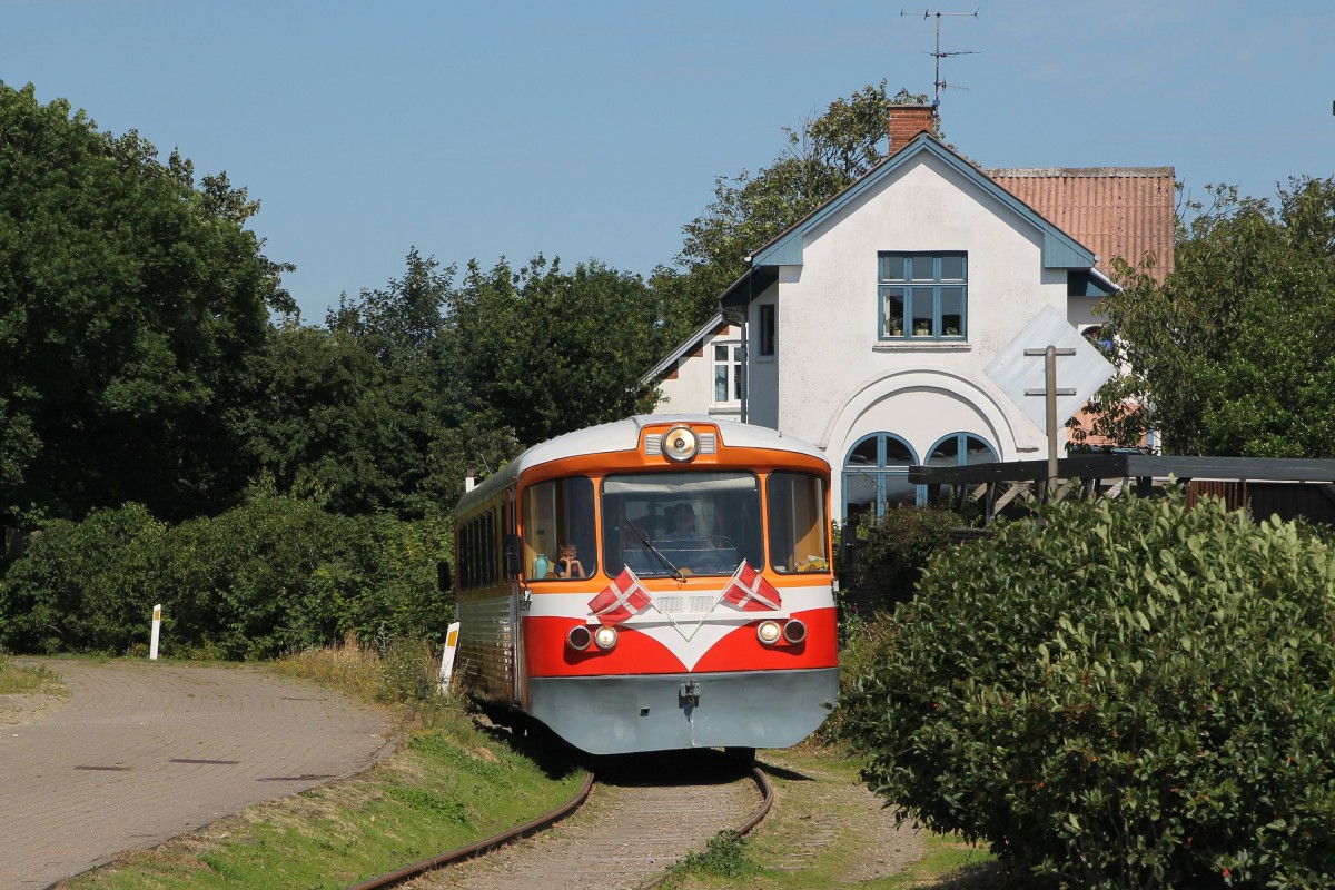 Ym 15  Fjorden  der Lemviger Bjergbanen mit Lokalzug Tog 6 Lemvig Haven-Lemvig Bahnhof in Lemvig am 3-8-2015.