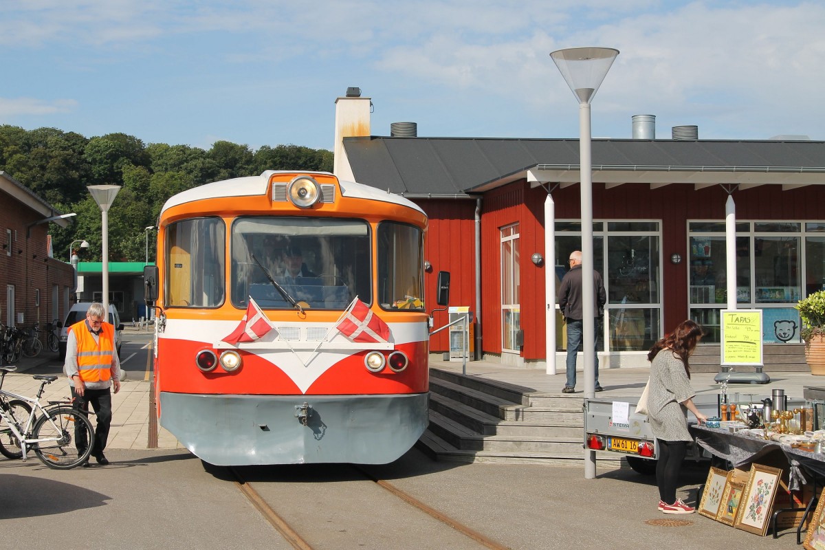 Ym 15  Fjorden  der Lemviger Bjergbanen mit Lokalzug Tog 1 Lemvig Bahnhof-Lemvig Hafen in Lemvig Haven am 3-8-2015.