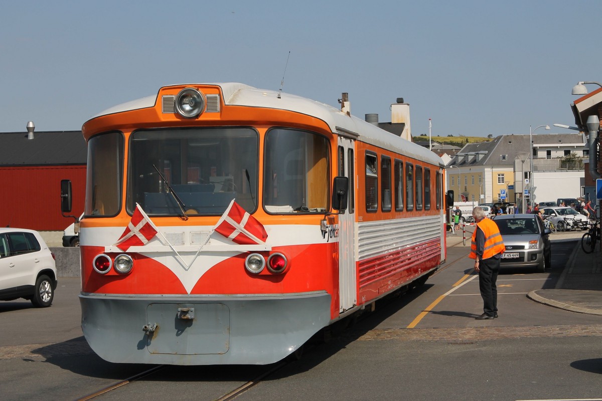 Ym 15  Fjorden  der Lemviger Bjergbanen mit Lokalzug Tog 11 Lemvig Bahnhof-Lemvig Hafen in Lemvig Haven am 3-8-2015.