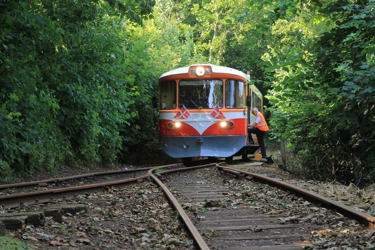 Ym 15  Fjorden  der Lemviger Bjergbanen mit Lokalzug Tog 12 Lemvig Haven-Lemvig Bahnhof in Lemvig am 3-8-2015.