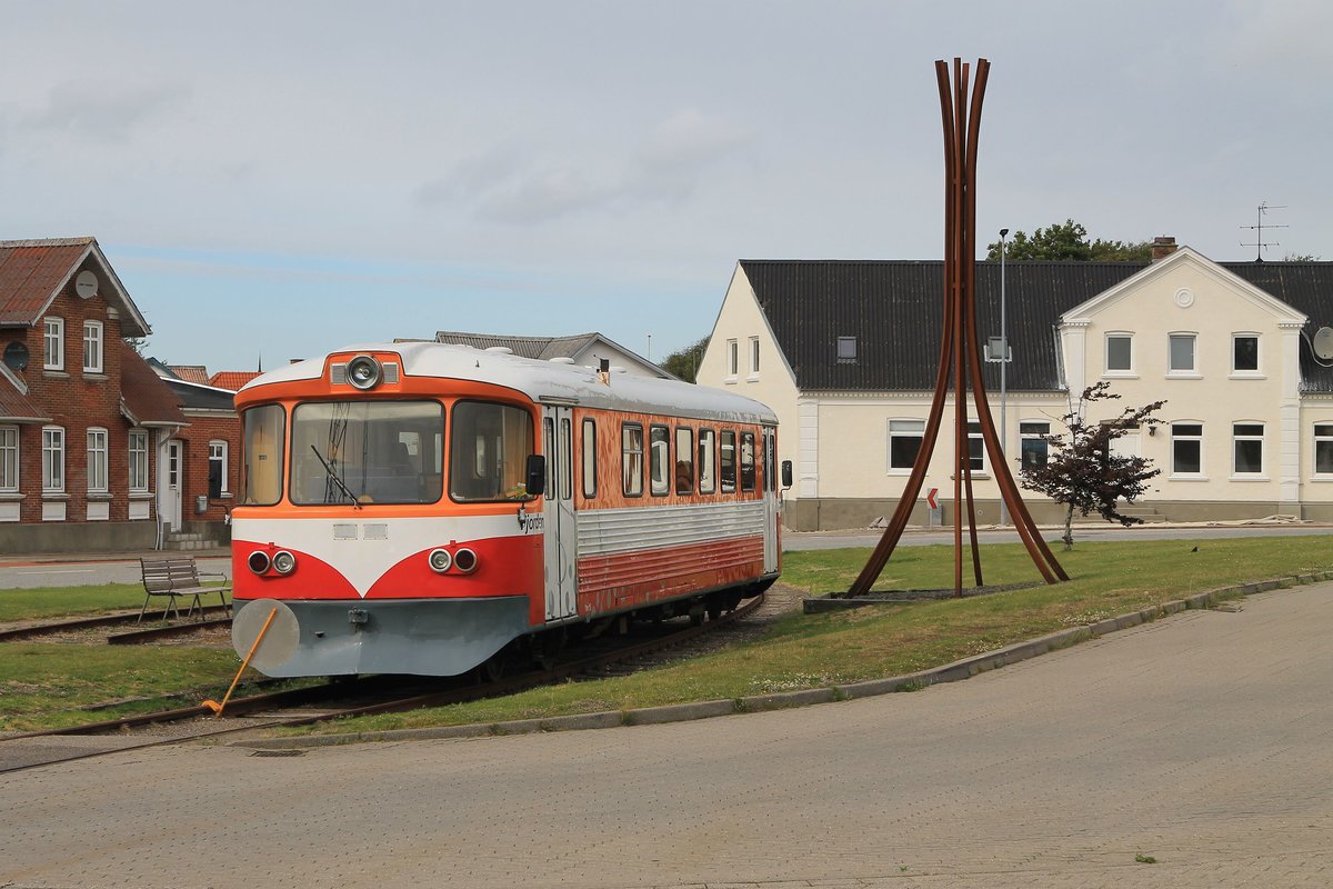 Ym 15  Fjorden  der Lemviger Bjergbanen auf Bahnhof Lemvig am 2-8-2015.