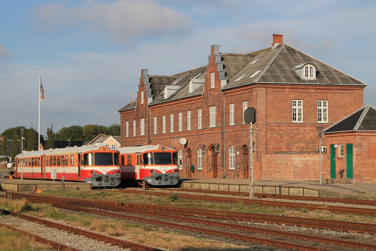 Ym/Ys 12 “Storåen” und Ym/Ys 16 “Heden” auf Bahnhof Lemvig am 7-8-2015.