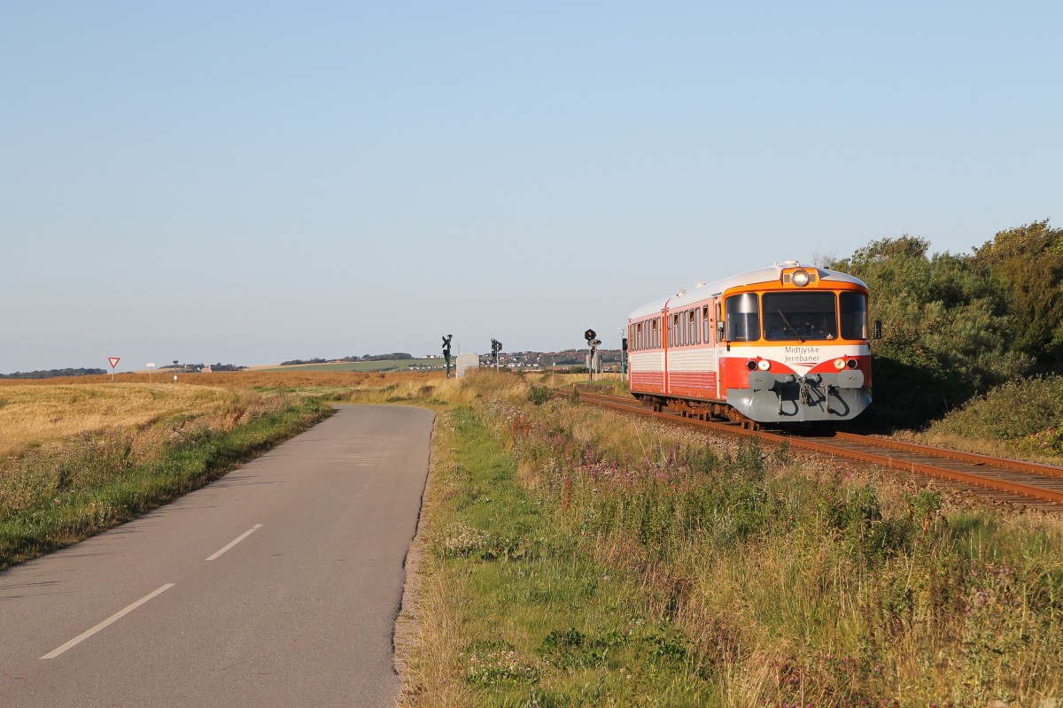 Ym/Ys 14 “Tangen” der Midtjyske Jernbaner mit Regionalzug 324 Lemvig-Vemb bei Armose am 13-8-2015.