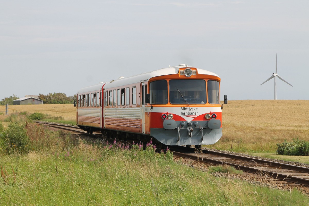 Ym/Ys 14 “Tangen” der Midtjyske Jernbaner mit Regionalzug 317 Vemb-Thyborøn bei Bonnet am 10-8-2015.