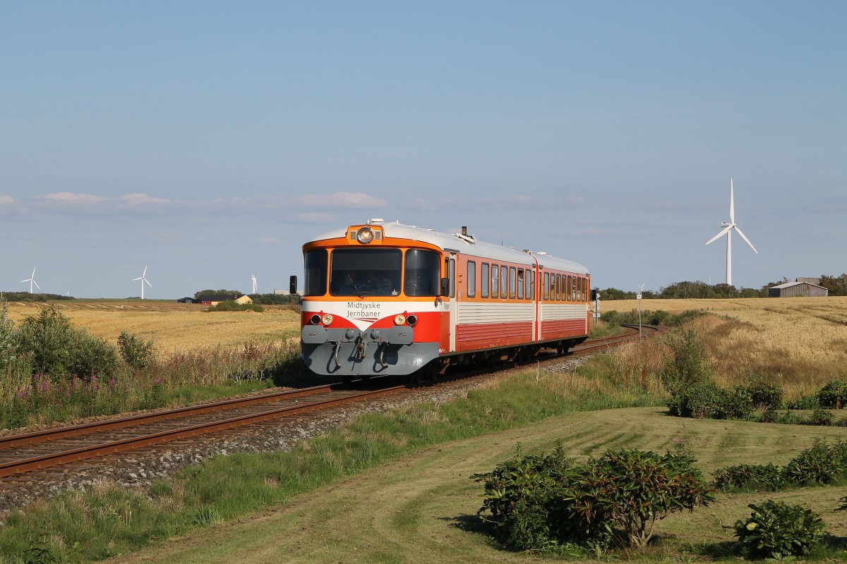 Ym/Ys 14 “Tangen” der Midtjyske Jernbaner mit Regionalzug 316 Thyborøn-Vemb bei Bonnet am 9-8-2015.