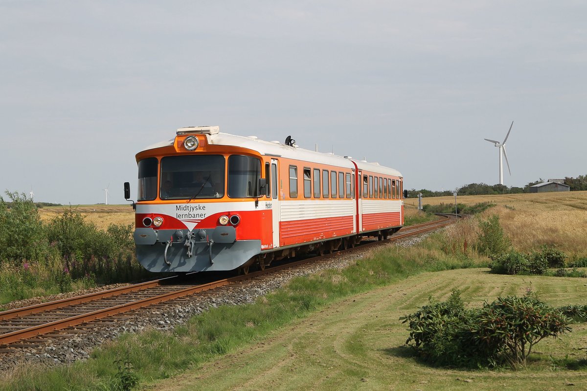 Ym/Ys 16 “Heden” der Midtjyske Jernbaner mit Regionalzug 316 Thyborøn-Vemb bei Bonnet am 10-8-2015.