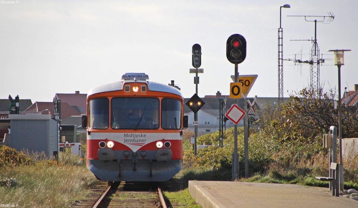YS602 112-3/YM601 012-6  Storåen  als R 951 von Vemb/Lemvig nach Thyborøn.
Die in Dänemark als ML geführten Y-Tog werden im Volksmund auch  Lynette  genannt, was zu Deutsch Blitzchen bedeutet. Die ab 1965 von der Waggonfabrik Uerdingen gebauten Triebwagen fanden bei einer vielzahl von Dänischen Privatbahnen großen anklang. Mittlerweile hat nurnoch die Midtjyske Jernbaner (ehemals Lemvigbanen) die Fahrzeuge im bestand. In derem Fuhrpark sind auch Einheiten anderer, mitlerweile nicht mehr existenten Bahnen zu finden bzw. ausgemusterte Fahrzeuge anderer Bahnen. Jedoch ab 2019/2020 soll die Ära der  Lynetten  im Plandienst endgültig vorbei sein, die Midtjyske Jernbaner hat neue Fahrzeuge in Auftrag gegeben. Das praktische Modulare System (YM-YM / YM-YS / YM-YP-YM / YM-YP-YP-YM) der verlängerbaren einheiten hat sich leider nicht groß durchgesetzt. (YM=Motorwagen, YS=Steuerwagen, YP=Mittelwagen) 
