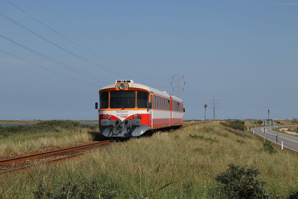 Ys/Ym 12 “Storåen” der Midtjyske Jernbaner mit Regionalzug 311 Vemb-Thyborøn bei Rønland am 6-8-2015.