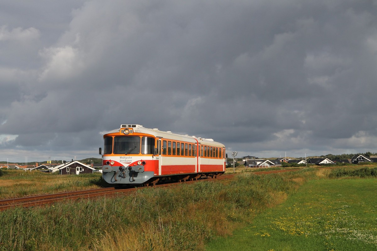 Ys/Ym 12 “Storåen” der Midtjyske Jernbaner mit Regionalzug 602 Thyborøn-Vemb bei Vejlby am 8-8-2015.