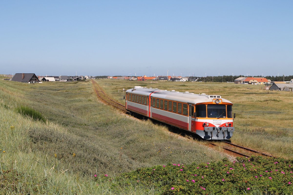 Ys/Ym 12 “Storåen” der Midtjyske Jernbaner mit Regionalzug 610 Thyborøn-Vemb bei Vrist am 8-8-2015.
