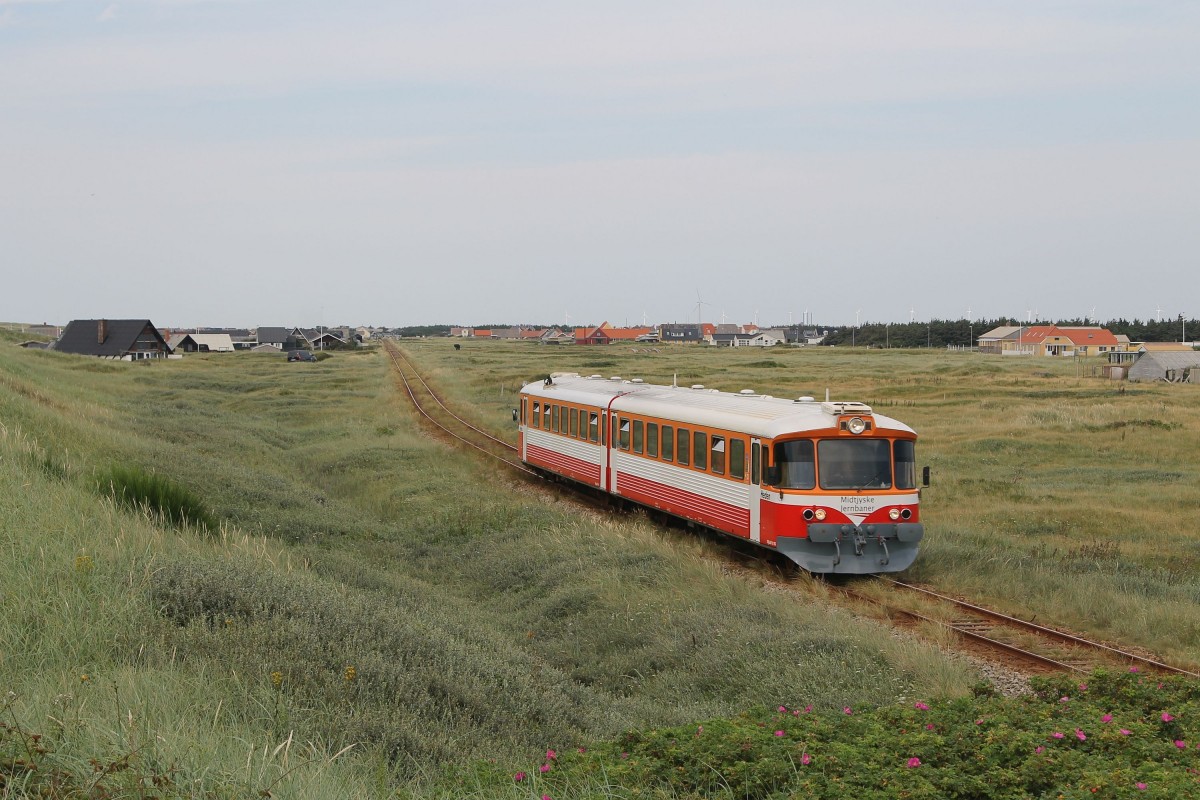Ys/Ym 16 “Heden” der Midtjyske Jernbaner mit Regionalzug 318 Thyborøn-Vemb bei Vrist am 6-8-2015.