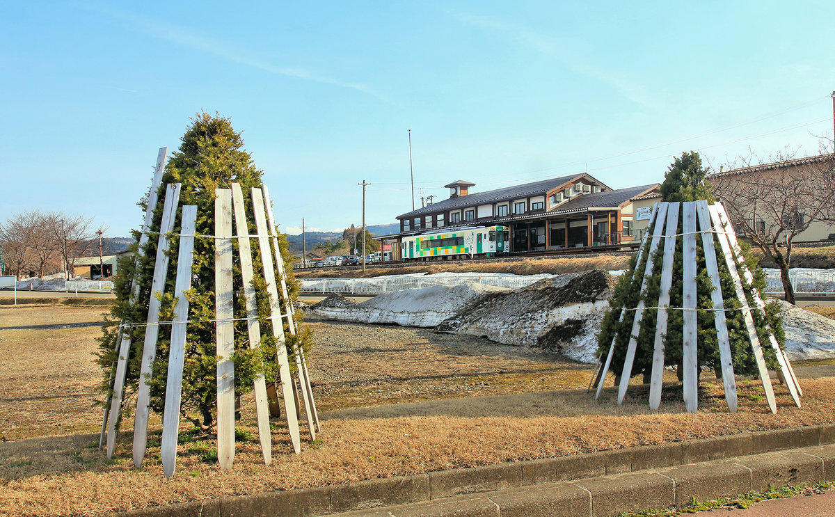 Yuri Kôgen Bahn - die Bäume schön geschützt vor dem grossen Schnee. In der Endstation Yashima steht Triebwagen 3001. 19.März 2019 