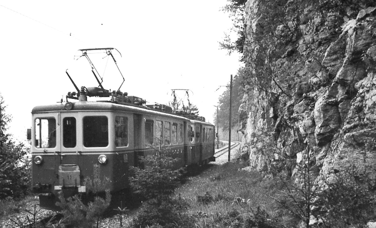Yverdon–Ste-Croix_Tw-Zug auf der Strecke.__29-08-1976