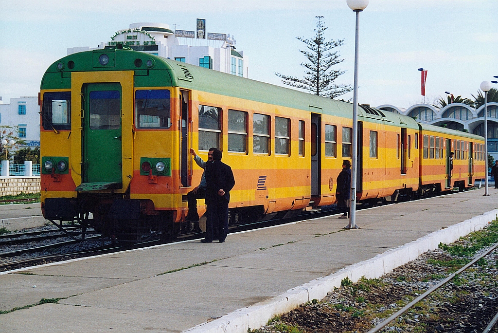 YZ-666 am Morgen des 02.Jänner 2002 mit AB-911 als Omn 10-57 im Gare de Nabeul. (Fotoscan)