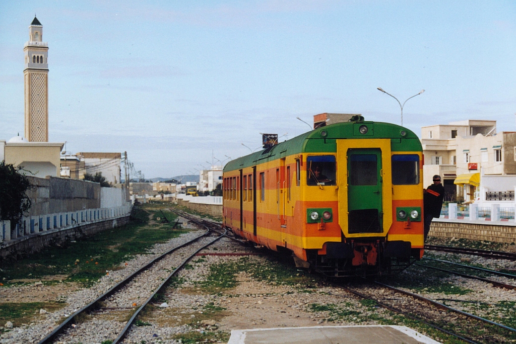 YZ-666 wird am Morgen des 02.Jänner 2002 im Gare de Nabeul bereit gestellt. (Fotoscan)
