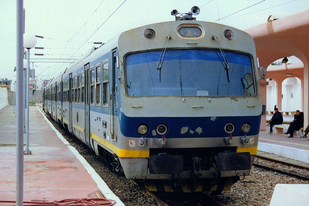 YZ-E-004B (Hersteller: Ganz-Mavag, Type: ???, Fab.Nr.: ???, Baujahr 1984) am 25.Dezember 2001 im Gare de Habib-Bourguiba Monastir. (Fotoscan)