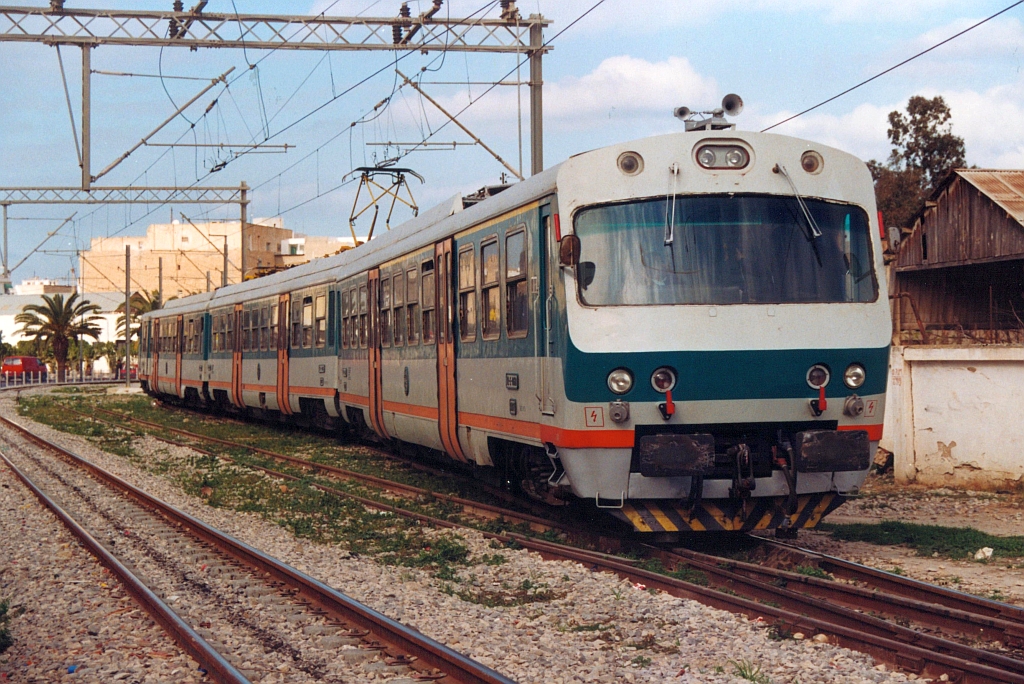 YZ-E-005B (Hersteller: Ganz-Mavag, Type: ???, Fab.Nr.: ???, Baujahr 1984) fährt am 02.Jänner 2002 in den Gare de Sousse Bab Djedid. (Fotoscan)