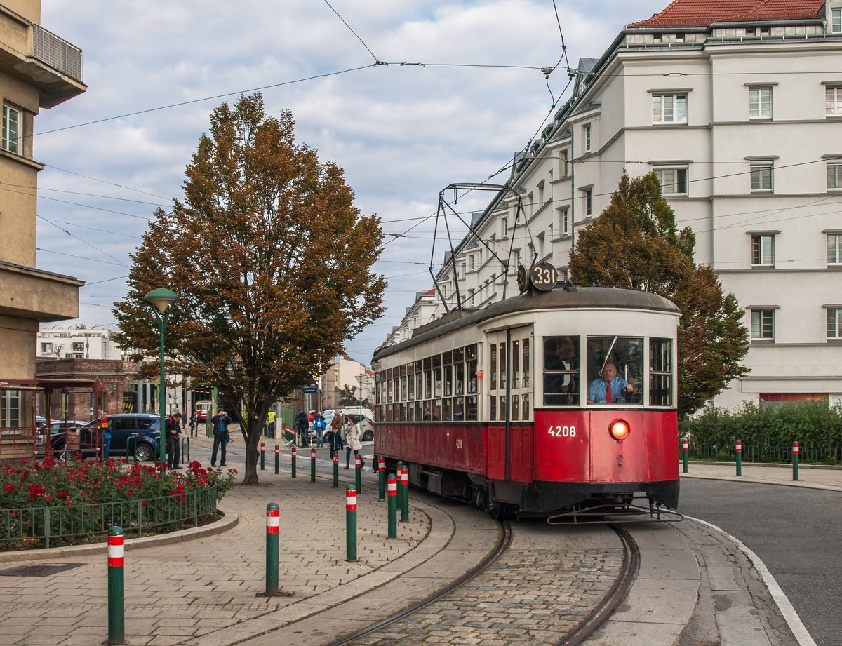 Z 4208, ehemals TARS 679, Baujahr 1939 welcher im Zuge des  Marshall-Plans  nach Wien kam und hier bis 1969 in Betrieb war. 

Der Zug war Teil des Jubiläumscoros am 27.September.2015 anlässlich 150 Jahre Wiener Tramway