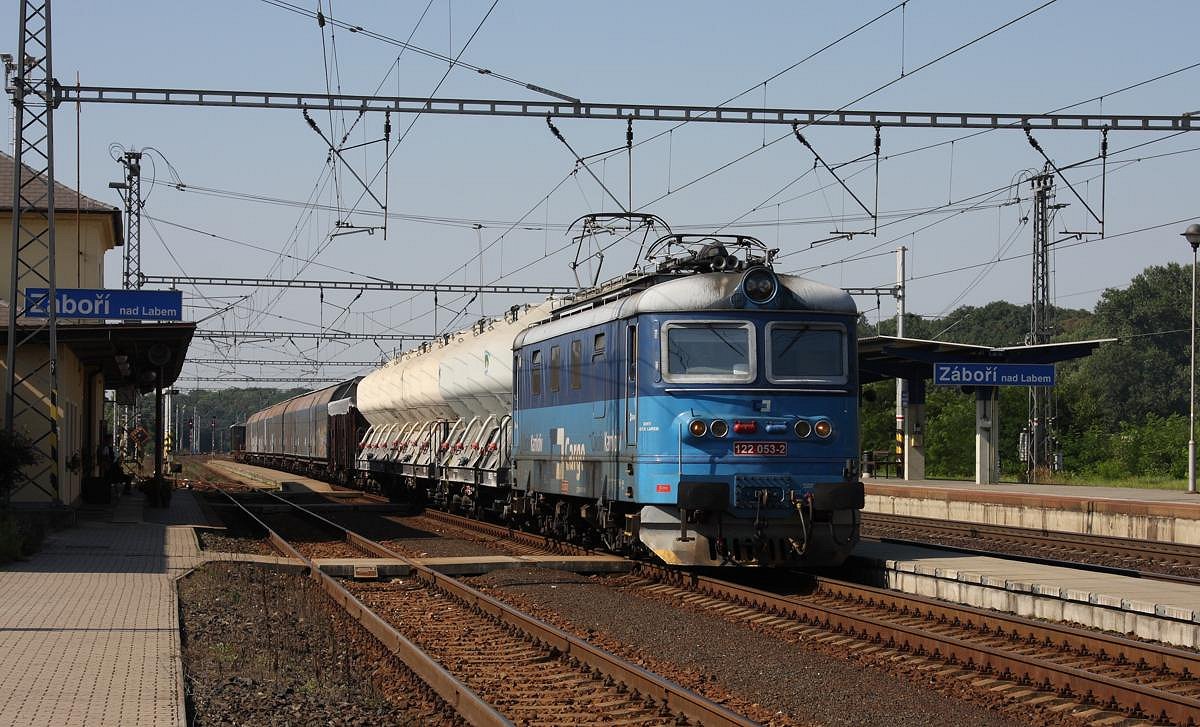 Zabori nad Labem 21.8.2011:
122053 CD Cargo mit Güterzug Richtung Pardubitz.
